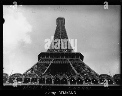 Der Eiffelturm ist von vorne fotografiert und der Trocadéro im Hintergrund 1932 in Paris sichtbar. Das Pressefoto zeichnet das Pariser Stadtbild mit dem Turm und den umliegenden Sehenswürdigkeiten auf. Stockfoto