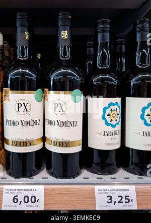 DENIA, SPANIEN - 31. Januar 2026. Flaschen von Jara Real Pedro Ximenez süßen Dessertwein werden in Regalen in einem Supermarkt in Spanien angeboten. Die Weinleistung Stockfoto