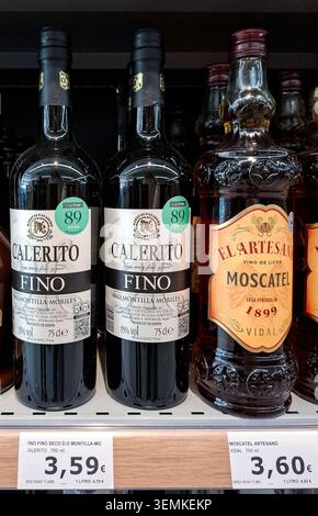 DENIA, SPANIEN - 31. Januar 2026. Zwei Weinflaschen sind in einem Supermarktregal in Spanien zu sehen. Calerito Fino trockener Weißwein von Montilla Moriles sitzt nex Stockfoto