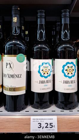 DENIA, SPANIEN - 31. Januar 2026. In einem spanischen Supermarkt werden Flaschen mit Jara Real Fino und Pedro Ximénez in einem Regal gelagert. Diese Weine repräsentieren Stockfoto