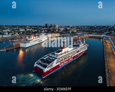 Drohnenansicht der Passagierfähren am Hafen von Tallinn während der Dämmerungszeit Stockfoto
