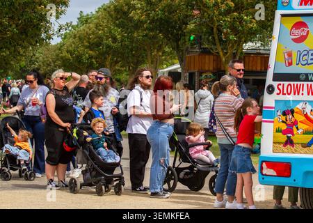 Mr Whippy bedient Kunden mit dem berühmten 99'-Eis am heißen Sommertag. Southport, UK. Stockfoto
