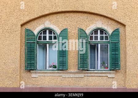 Zwei Fenster mit grünen Holzläden in der Nische Stockfoto