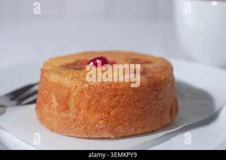 Bäckerei und Konditorei, kulinarische Kunst und Tradition Mexikos. Ananaskuchen auf dem Kopf mit einer Kirsche drauf, horizntal Stockfoto