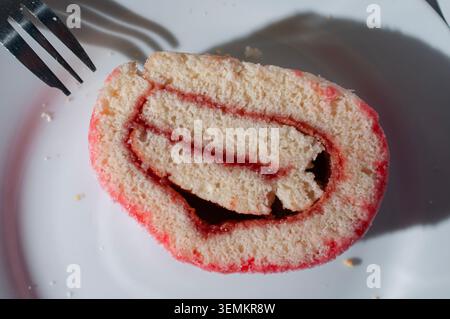 Bäckerei und Konditorei, kulinarische Kunst und Tradition Mexikos. Brot namens Niño ENVUELTO, gefüllt mit Erdbeermarmelade und Kokosflocken Stockfoto