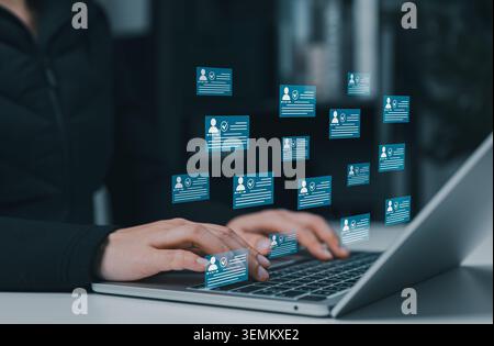 Überprüfung von Mitarbeiterprofilen und digitales Identitätsmanagement. Profi mit Laptop. Genehmigte Benutzerdatensätze, HR-Datenbank Karten Rekrutierung Stockfoto