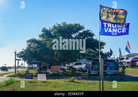 Biloxi, Mississippi, USA – 10. Oktober 2024: Trump-Flaggen und -Schilder befinden sich in der Nähe eines Straßenverkäufers am Highway 90 in Biloxi, Mississippi. Stockfoto