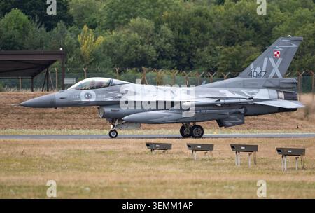 Die polnische Luftwaffe F-16C Fighting Falcon „Tiger Demo Team“ trifft bei RAF Fairford für RIAT 2025 ein. Credit JTW Aviation Images /Alamy. Stockfoto