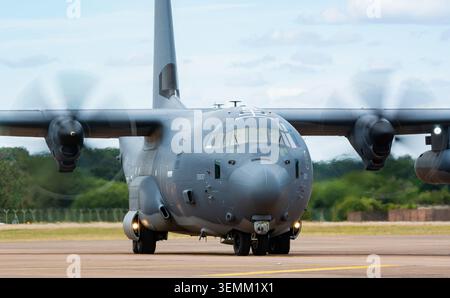 Die US Air Force Lockheed Martin MC-130J Commando II kommt bei der RAF Fairford für RIAT 2025 an. Credit JTW Aviation Images / Alamy. Stockfoto