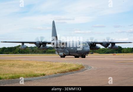 Die US Air Force Lockheed Martin MC-130J Commando II kommt bei der RAF Fairford für RIAT 2025 an. Credit JTW Aviation Images / Alamy. Stockfoto