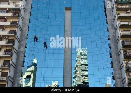 Zwei Männer windows Reinigung auf dem Glas vor einem Gebäude in Buenos Aires Stockfoto
