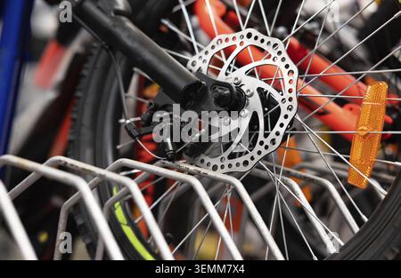 Nahaufnahme eines Teils der Bremsscheibe des Rennrads. Technisches Fachwissen zur Wartung von Fahrradgeschäften. Details zum Scheibenbremsdämpfer für die Vorderachse o Stockfoto