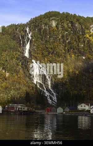 Norwegen Modalen, Kvernhusfossen Wasserfall am Mostraumen Fjord Stockfoto