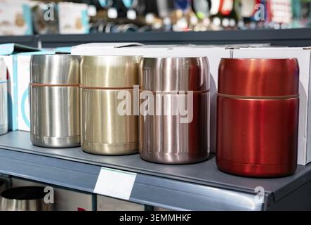 Farbige Thermoskanne im Schaufenster Stockfoto