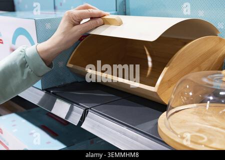 Neue Brotkiste aus Holz auf dem Tisch in der Küche. Nahaufnahme. Vorderansicht Stockfoto