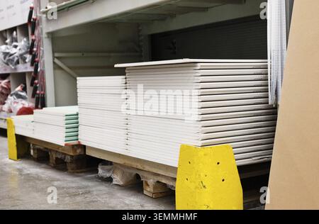 Trockenbau, Standard-Gipskartonplatten, Gipskartonplatten, stapelbar in Eisenwarengeschäften, Nahaufnahme Stockfoto