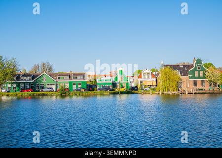 Traditionelle grüne holländische Häuser in zaandam in der Nähe von zaanse schans, wunderschönes Hafenpanorama der historischen holländischen Architektur am Ufer des Flusses zaan Ref Stockfoto