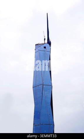 Kuala Lumpur, Malaysia - 6. August 2022: Merdeka 118 Gebäude in weiß bewölktem Himmel vom Stadtzentrum von Lalaport aus gesehen Stockfoto