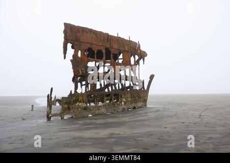 Rostendes Skelett des Wracks der Peter Iredale am Oregon Beach im Nebel Stockfoto