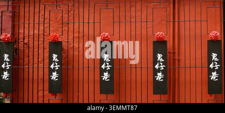 Kuala Lumpur, Malaysia - 6. August 2022: Chinesische Banner vor dem Theaterrestaurant und der Bar Panggung Stockfoto