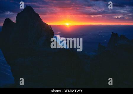 Sonnenaufgang über Jackson Hole, Wyoming, vom Grandstand auf dem Grand Teton aus gesehen. Mt. Owen im Vordergrund, Jackson Lake in der Ferne. Stockfoto