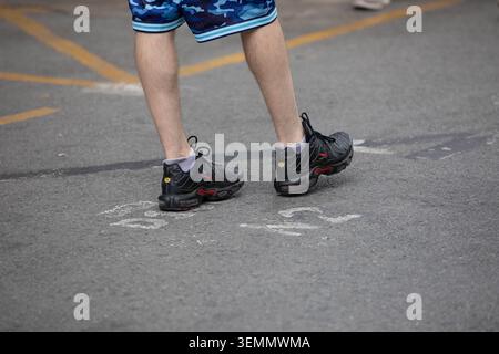 BANGKOK, THAILAND - 17. MAI 2026: Männer in schwarzen Turnschuhen, Nike Sneakers, Hochwinkelansicht Stockfoto