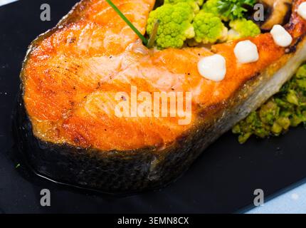 Gebackenes Lachssteak mit Brokkoli Stockfoto