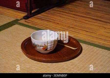 Keramikschale mit Bambusrührer für traditionellen japanischen Matcha-Grüntee Stockfoto