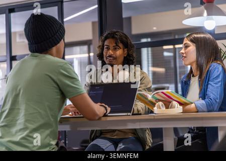 Lehrer, der den Lernenden anleitet, indem er acht deutsche Genitivsätze im Textunterricht online schreibt. Deutsch, Grammatik, Fall, Übungen, Lernen, virtuell, Klasse Stockfoto