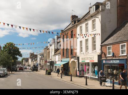Leute laufen in der South Street, im Stadtzentrum von Bridport, Dorset Stockfoto