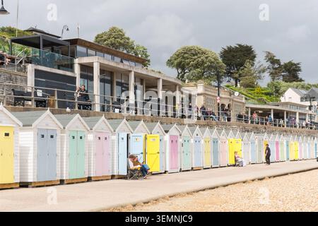 Eine Reihe farbenfroher Strandhütten in Lyme Regis, Dorset Stockfoto