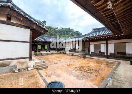 Innenhof des historischen Hauses von Admiral Yi Sun-sin am Hyeonchungsa-Schrein in Asan, Südkorea. Stockfoto