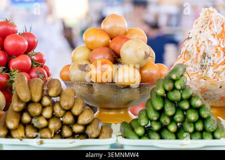 Verschiedene traditionelle usbekische Gurken und fermentiertes Gemüse auf dem Taschkent Markt. Authentischer zentralasiatischer Basar, Esskultur und Überfluss Stockfoto