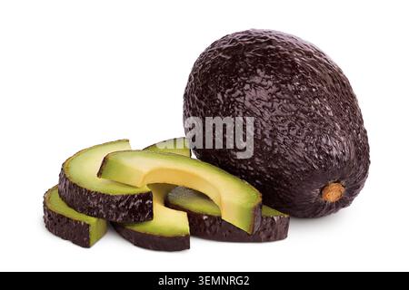 Avocado und Scheiben isoliert auf weißem Hintergrund. Stockfoto