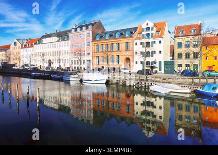 Kopenhagen christianshavn Kanal mit Booten in der Altstadt. Berühmter Touristenort in Dänemark mit farbenfrohen historischen Gebäuden. Hafen Von Nyhavn Stockfoto