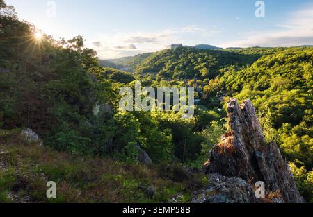 Panorama-Landschaft mit Frühlingsgrüner Wald in der Slowakei in der Nähe der Burg Cerveny Kamen Stockfoto