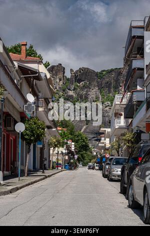 Straßenblick in Richtung Meteora-Felsformationen in Kalambaka, Griechenland Stockfoto