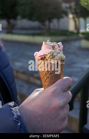 Kind hält im Freien schmelzende Eiskegel Stockfoto