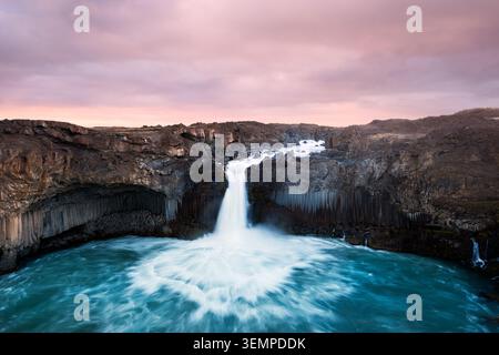 Morgensonnenaufgang über dem stürmischen Aldeyjarfoss Island Stockfoto
