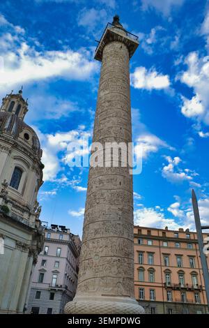 Flachwinkelansicht der Trajanssäule in Rom, Italien Stockfoto
