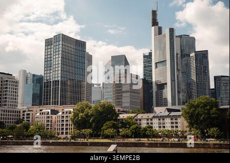 Frankfurter Skyline mit modernen Wolkenkratzern und dem Main im Stockfoto