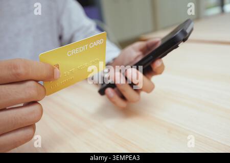 Kreditkarte für sichere Online-Shopping-Zahlung und Handy Stockfoto