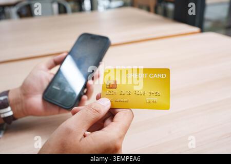 Kreditkarte für sichere Online-Shopping-Zahlung und Handy Stockfoto