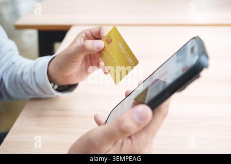 Kreditkarte für sichere Online-Shopping-Zahlung und Handy Stockfoto