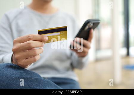 Kreditkarte für sichere Online-Shopping-Zahlung und Handy Stockfoto