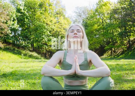 Schöne blonde Frau, die beruhigende und entspannende Meditation macht Stockfoto