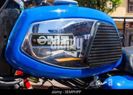 Kraftstofftank des Motorrads MZ TS 150 auf der Oldtimermesse in Sopron, Ungarn Stockfoto