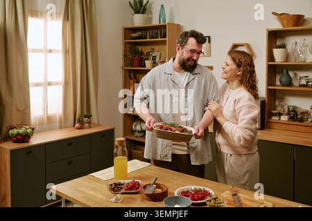 Happy Caucasian Cooking Mahl gemeinsam in Cozy Kitchen Stockfoto