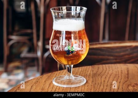 Amsterdam, Niederlande - 20. April 2026: Ein Glas belgisches Craft-Bier von Chouffe wird auf einem Holztisch in einem traditionellen Café in Amsterdam serviert Stockfoto