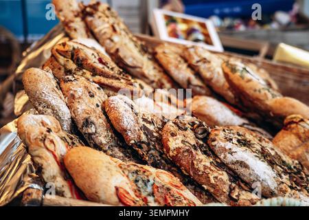 Auswahl an handgefertigten Broten und frisch gebackenem Gebäck in einer Bäckerei in Amsterdam, Niederlande Stockfoto
